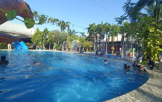 Liburan dan Berenang Jadi Kombinasi Favorit Keluarga