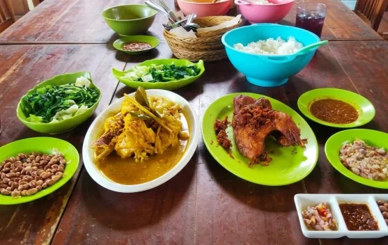 Ayam Betutu: Ikon Kuliner Rempah Khas Pulau Bali