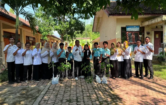 SDN Selolembu Rayakan Kelulusan dengan Gerakan Tanam Bibit