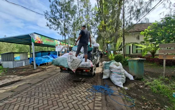 Ijen Rijik Angkut 20 Sak Sampah di Kawah Ijen