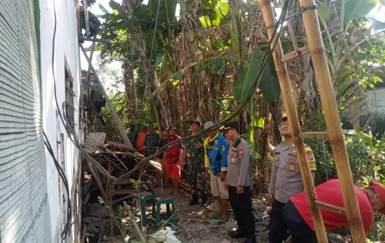 Kolaborasi Warga dan Aparat Perbaiki Rumah Lansia di Randuagung