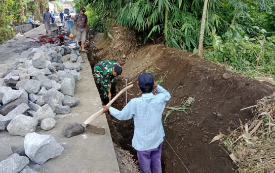 Warga Bangun Drainase Cegah Banjir di Candipuro Lumajang