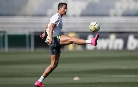 Rahasia di Balik Sepatu Pink Para Bintang Piala Dunia