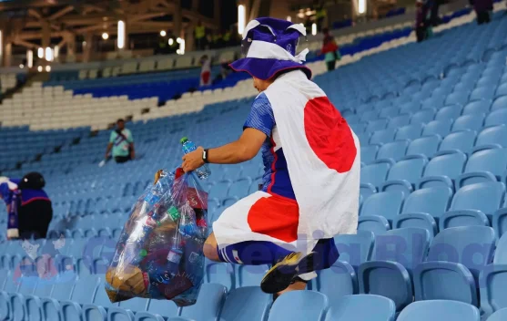 Menang atau Kalah, Suporter Jepang Tetap Pungut Sampah