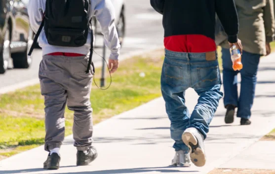 Sagging, Kontroversi Gaya Berpakaian Celana Melorot yang Kini Jadi Bagian Fashion