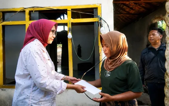 Warga Terdampak Kebakaran di Jatisari Terima Bantuan