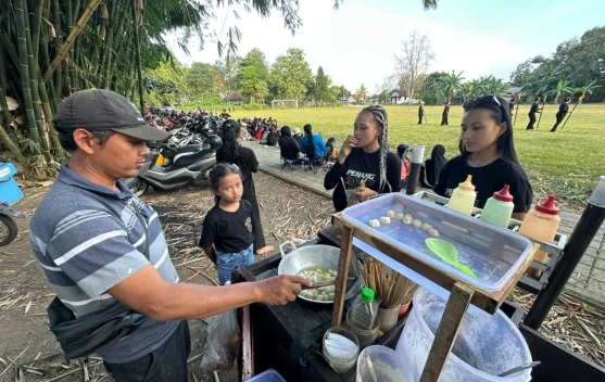 Latihan BEC 2026 Dongkrak Penjualan Pedagang Camilan Srono