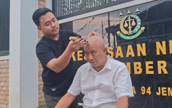 Dukung Usut Tuntas Korupsi Sosraperda, Aktivis Jember Gelar Cukur Gundul