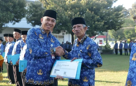 34 ASN Lumajang Terima Penghargaan Menjelang Purna Tugas