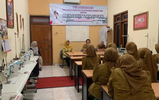 Disnaker Jember Tingkatkan Kompetensi Peserta Pelatihan Menjahit
