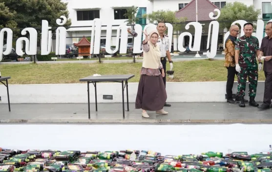 Pemkab Lumajang dan Forkopimda Musnahkan 3.000 Botol Miras Ilegal