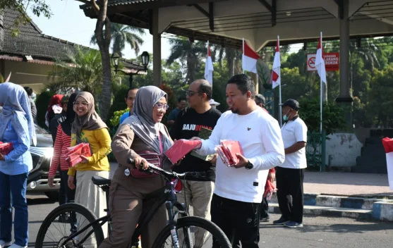 Sambut HUT ke-81 RI, Wabup Bondowoso Bagikan 1.000 Bendera Merah Putih