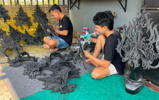 Jelang HUT RI ke-81, Pesanan Ornamen Karnaval Pengrajin Bondowoso Melonjak
