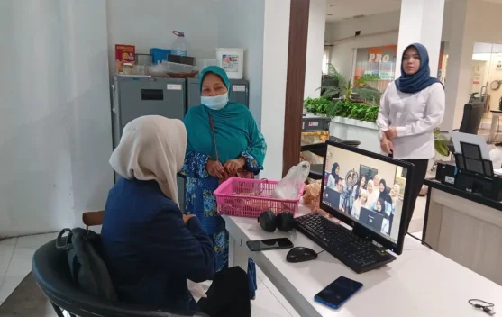 Pantang Menyerah, Ibu Siti Aisyah 30 Tahun Jual Lontong di Jember