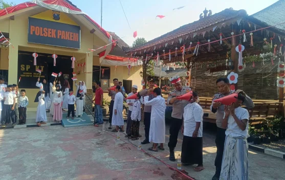 Jelang HUT RI ke-81, Polsek Pakem Bagikan Bendera Merah Putih