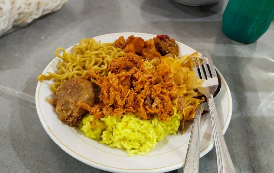 Nasi Kuning Warung Inong Jadi Pilihan Sarapan di Lumajang