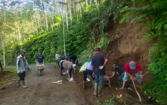 Warga Bersihkan Material Longsor di Jalan Senduro