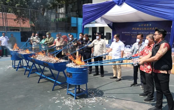 Bea Cukai Jember Musnahkan 7,4 Juta Batang Rokok Ilegal