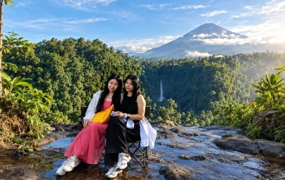 Wisatawan China Terpesona Air Terjun Kapas Biru di Lumajang