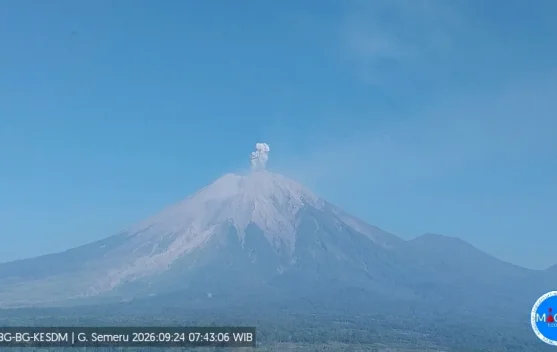 Gunung Semeru Erupsi, Kolom Abu 500 Meter Condong ke Timur Laut