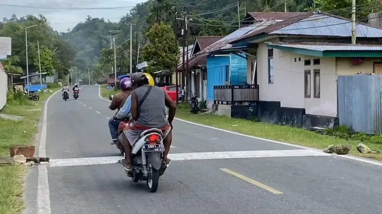 Dishub Kaimana Pasang Rumble Strips di Ruas Jalan Kaki Air Kecil