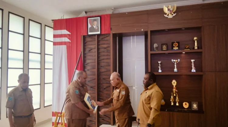 Bupati Kaimana Tekankan Kinerja OPD saat Penyerahan DPA