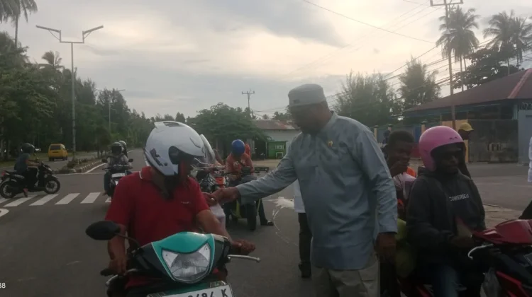 DPRK Kaimana Berbagi Takjil Ramadhan kepada Warga