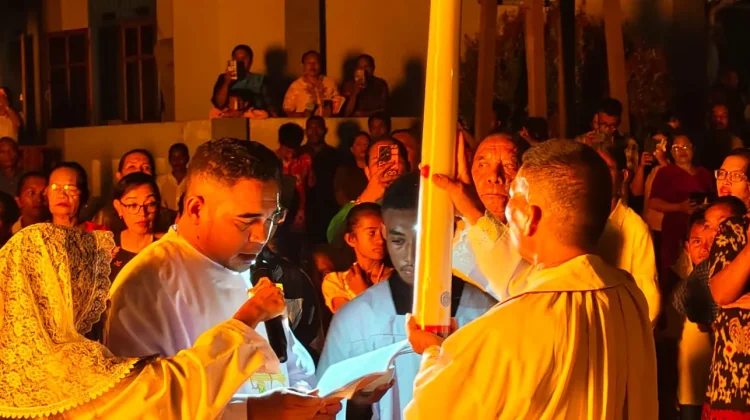 Perarakan Lilin Vigili Paskah di Gereja Santa Monika Kaimana Berlangsung Khidmat