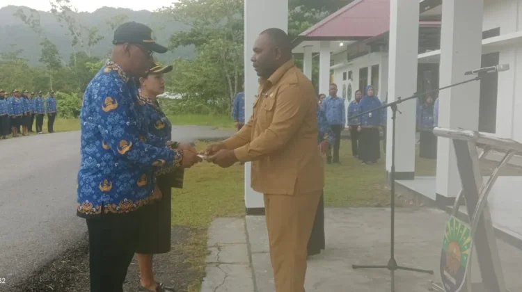 Wakil Bupati Kaimana Serahkan SK Secara Simbolis kepada 243 ASN