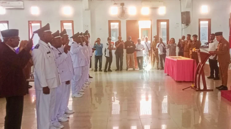 Bupati Kaimana Resmi Lantik Kepala Kampung Antar Waktu Empat Distrik