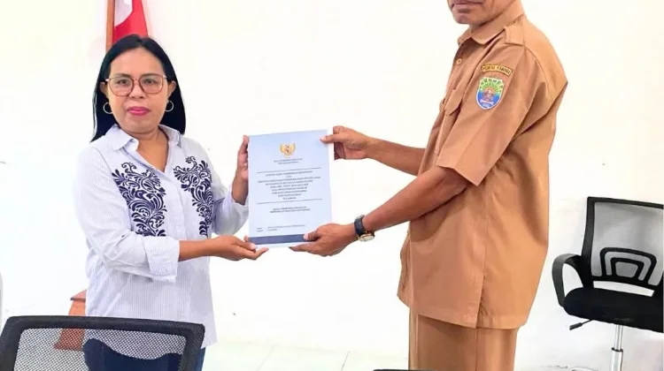 Kesbangpol Kaimana Serahkan LHP BPK Kepada Delapan Partai