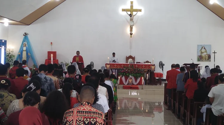 Misa Hari Pentakosta di Gereja Santa Monika Kaimana Penuh Nuansa Budaya