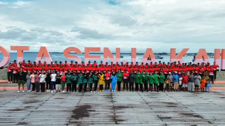 Yonif 864 dan Distrik Kaimana Bersihkan Kawasan Wisata Kuliner dan Senam Bersama