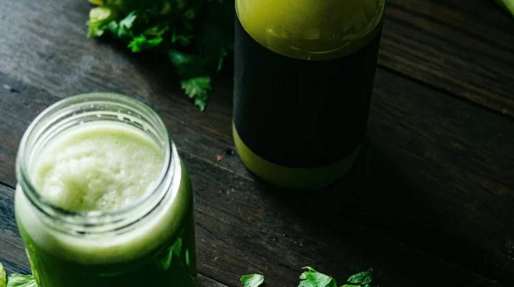 Kenali Efek Samping Minum Jus Seledri secara Berlebihan