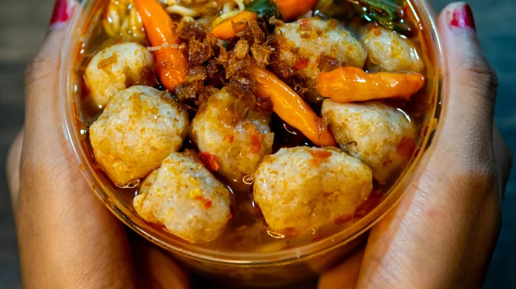 Dampak Kesehatan jika sering Makan Makanan Pedas saat Cuaca Panas