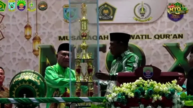 Bupati Kaimana Serahkan Piala Bergilir pada Pembukaan MTQ XI Tingkat Provinsi