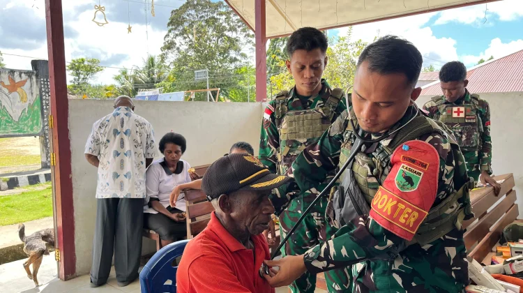 Satgas Yonif 764/IB Berikan Layanan Kesehatan dan Bagikan Makanan kepada Warga Per