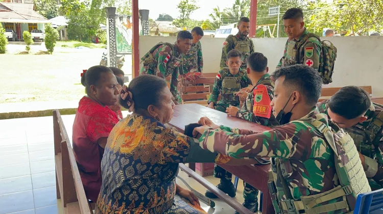 Satgas Pamtas Yonif 764 Layani Kesehatan Warga Perbatasan Maybrat