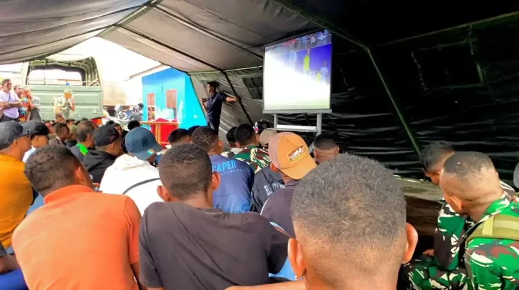 Yonif TP 864/Nane Nambae Gelar Nobar Piala Dunia Bersama Warga Kaimana