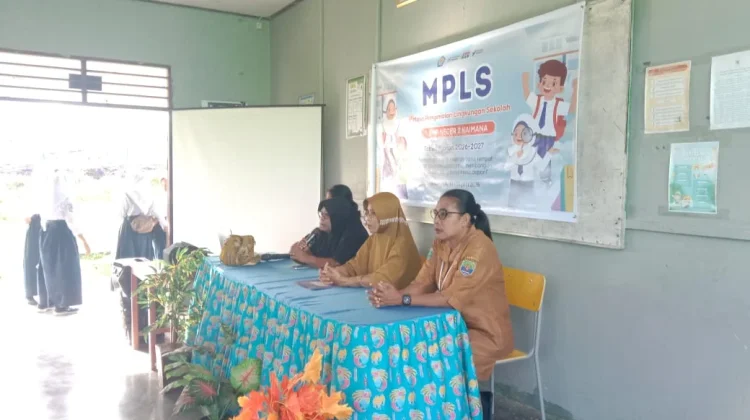 Kepala SMP Negeri 2 Kaimana Tekankan Disiplin dan Etika Siswa