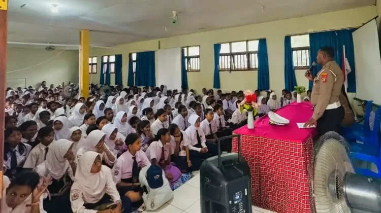Satlantas Polres Kaimana Edukasi Siswa SMPN 1 tentang Keselamatan Berlalu Lintas