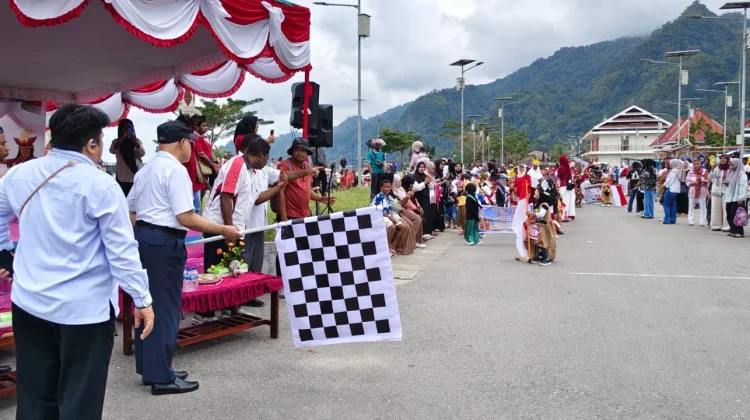 Bupati Kaimana Lepas Karnaval HUT Kemerdekaan RI Ke-81