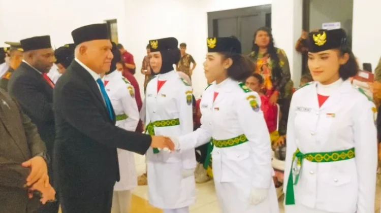 Anggota Paskibra Kaimana Resmi Dikukuhkan Bupati Hasan Achmad