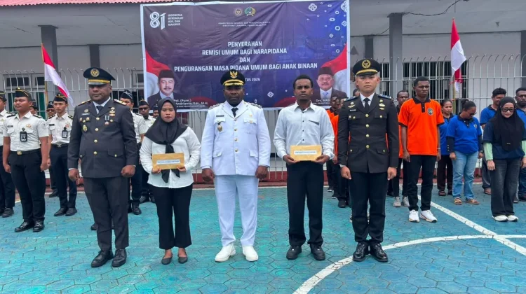 Wakil Bupati Kaimana Serahkan Remisi Kepada Warga Binaan Lapas Kaimana