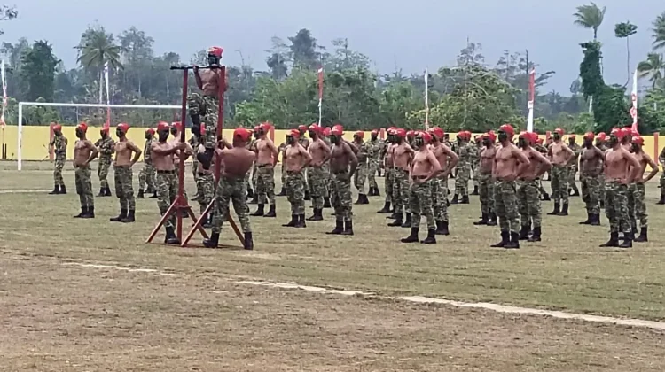 Atraksi Prajurit Yonif TP 864 Kaimana Memukau Masyarakat