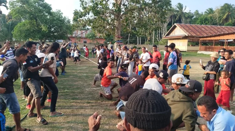 Semarak Menyongsong HUT Paroki Santa Monika Kaimana, Lomba Tarik Tambang Digelar
