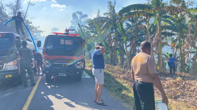Polres, Yonif TP 864 dan Damkar Padamkan Karhutla