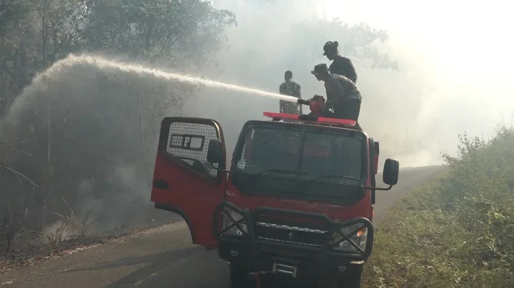 Api Meluas saat Kemarau, Yonif TP 864/NN Imbau Warga Tak Bakar Lahan