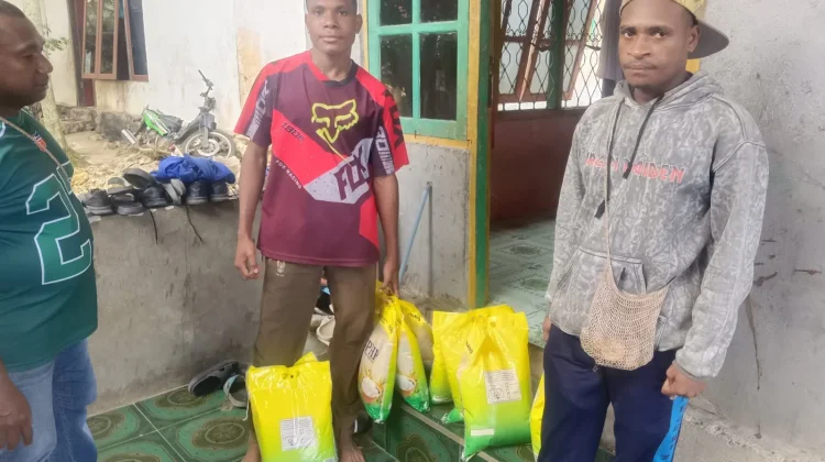 Demi Pendidikan, Kapolpos Yamor Bantu Pelajar yang bersekolah di kota Kaimana