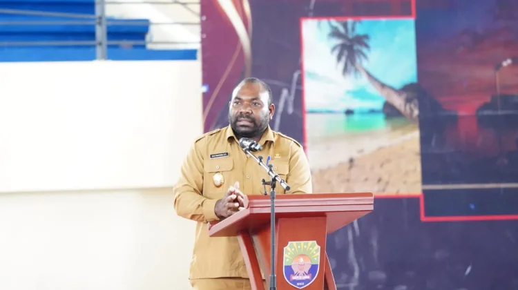 Wabup Kaimana Isak Waryensi Pastikan Program SAMISAKA Berlanjut ke Tahap Kedua